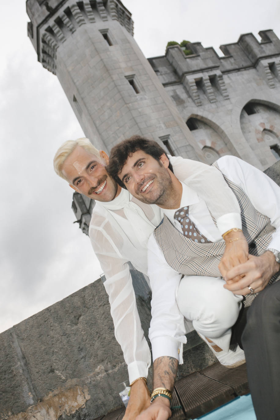 La boda de cuento de Iñigo e Ioritz en el Castillo de Arteaga con look inspirado en la MET Gala