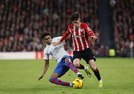 Imanol intenta superar a Lamine Yamal en el partido de Liga contra el Barcelona en San Mamés.,