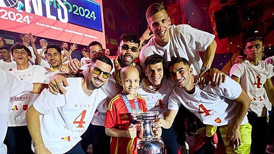 María, la niña con cáncer que celebró la Eurocopa junto a los campeones