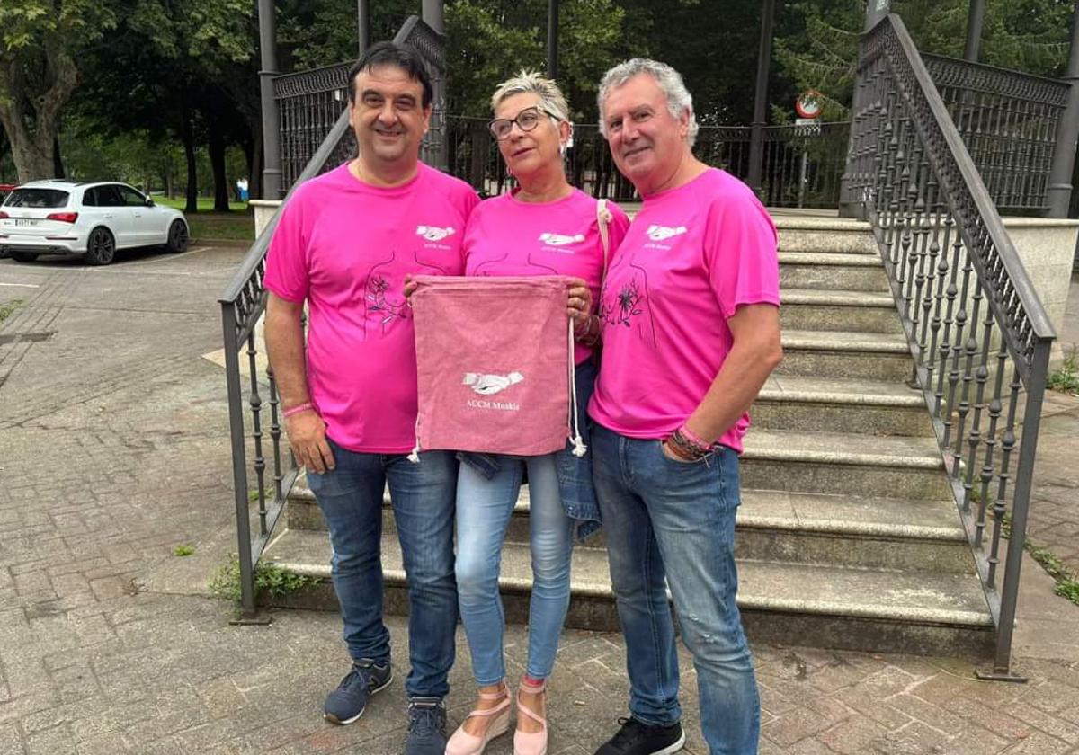 El alcalde minero, Eduardo Briones, presenta la Marcha Rosa con la Asociación Contra el Cáncer de Muskiz.