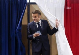 El presidente francés, Emmanuel Macron, tras acudir a votar a un colegio electoral en Le Touquet.