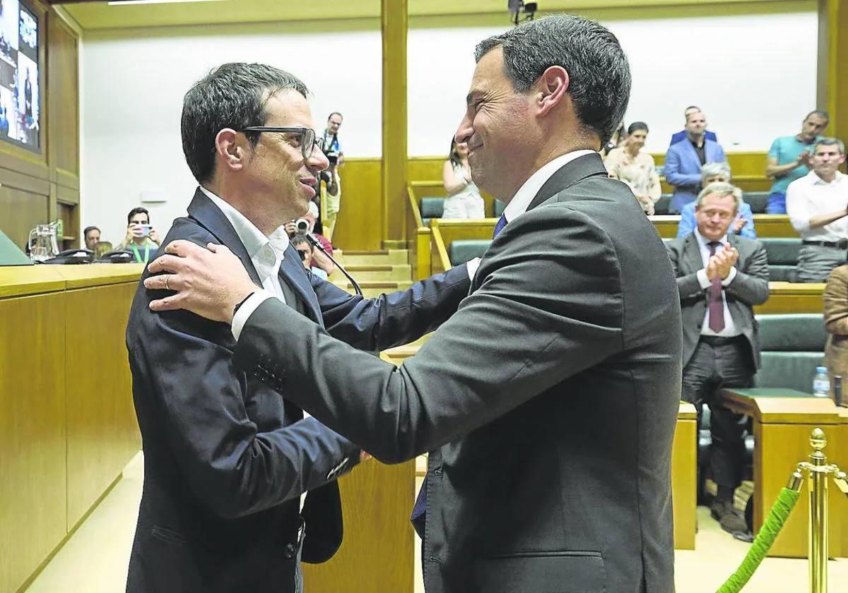 Pradales y Otxandiano se saludan al término del debate de investidura del nuevo lehendakari, el pasado mes de junio.