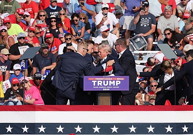 El servicio secreto rodea al expresidente tras el disparo.