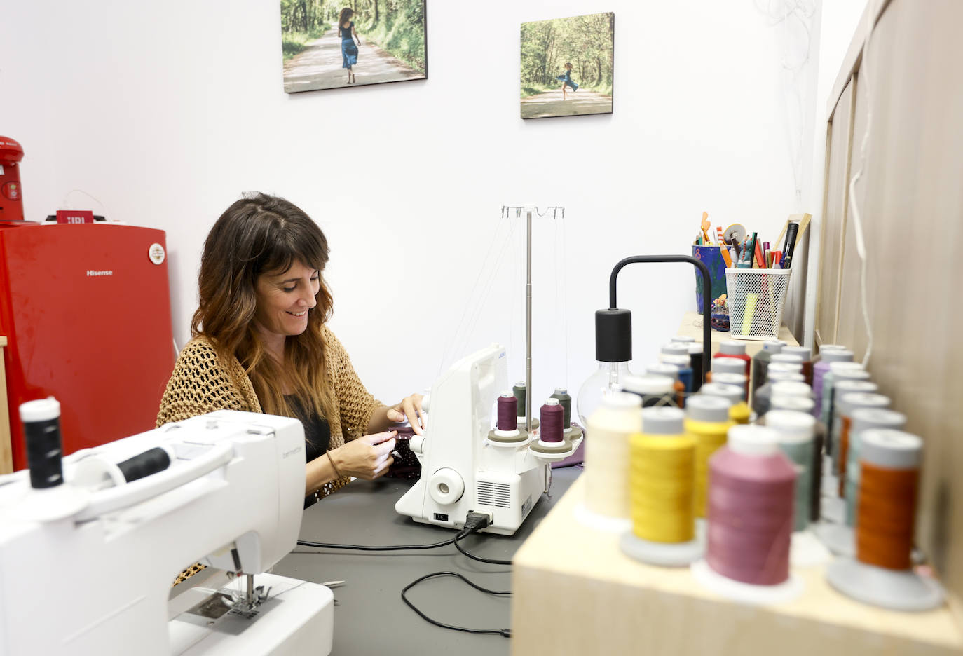 Nekane, la enfermera que crea vestidos de flores en su pequeño taller de Iturribide