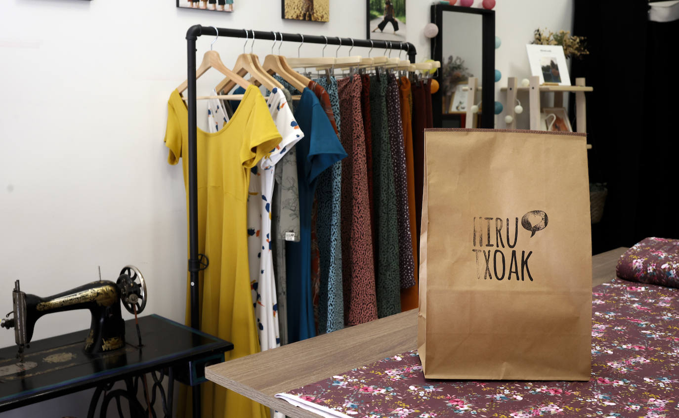 Nekane, la enfermera que crea vestidos de flores en su pequeño taller de Iturribide