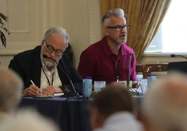 El profesor Frederick White (derecha) ofrece su ponencia en el salón Imperial del Hotel Carlton.