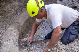 Trabajos de arqueología en la tumba de Pompeya.