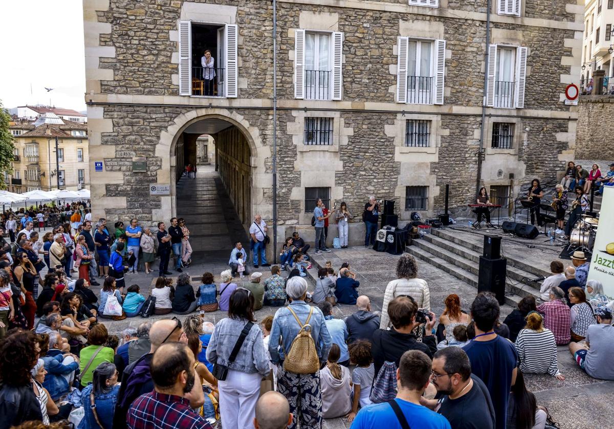 La cuesta de San Vicente se convirtió en un escenario rodeado de un centenar de personas para ver actuar al grupo vizcaíno Vulcanizadas.