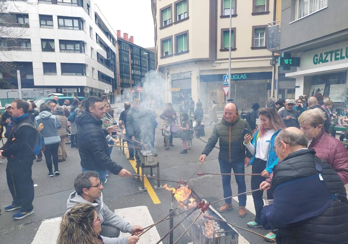 El txitxiburduntzi es una de las actividades que más vecinos reúne en Madalena.