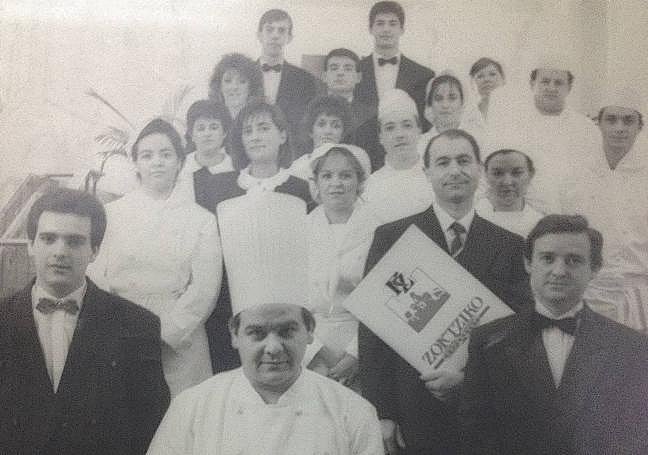 tEl estreno. Daniel García guarda una fotografía del primer servicio que ofreció en Zortziko, el 11 de abril de 1989. En la imagen, que incluye al equipo completo de sala y cocina, se puede avistar a un jovencísimo Fernando Canales (segunda fila, primero por la derecha)