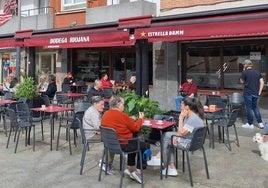 Varias personas reunidas en la terraza de un bar en Erandio.