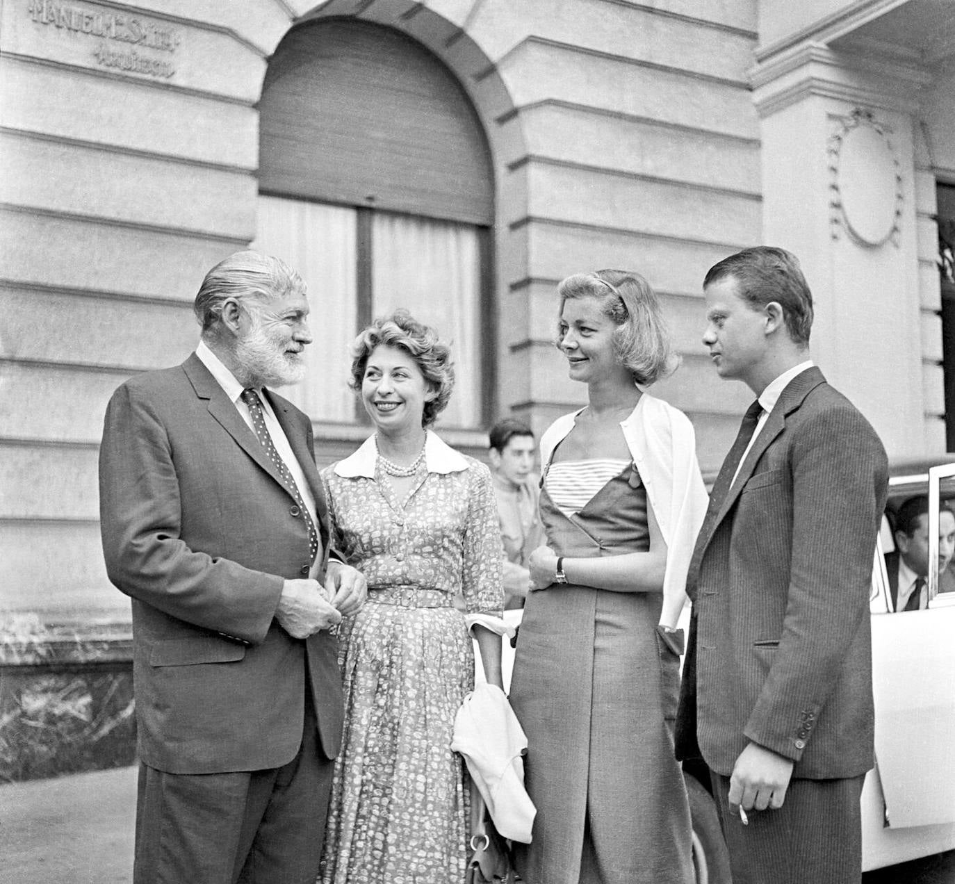 Ernest Hemingway y Lauren Bacall se miran en la entrada del Hotel Carlton en 1959 en compañía de dos amigos.