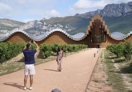 La bodega Ysios, a los pies de la Sierra de Cantabria, es uno de los puntos más visitados de Laguardia con el diseño de Santiago Calatrava.