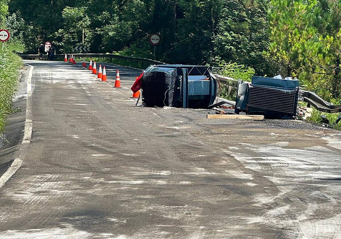 El camión perdía la carga en la N-240 a la altura de Zeanuri.