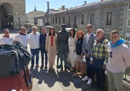 La alcaldesa, Maider Etxebarria, rodeada de los representantes de las casas regionales este jueves en la balconada.