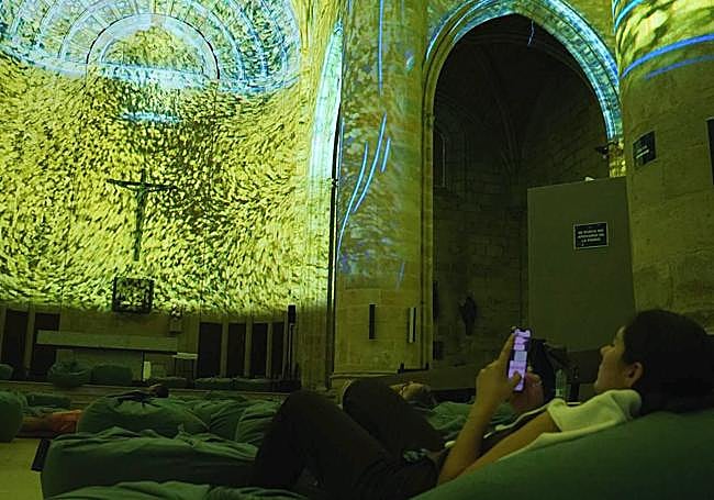 La Iglesia de la Encarnación cubierta con las imágenes de 'Génesis'.