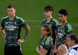 Pipi Nakai, a la derecha de la imagen, durante un entrenamiento con la primera plantilla del Real Madrid.