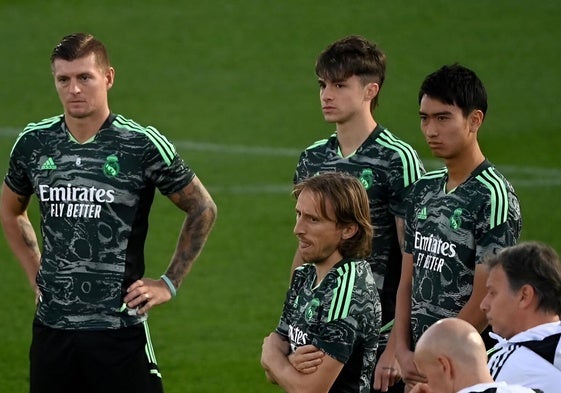 Pipi Nakai, a la derecha de la imagen, durante un entrenamiento con la primera plantilla del Real Madrid.