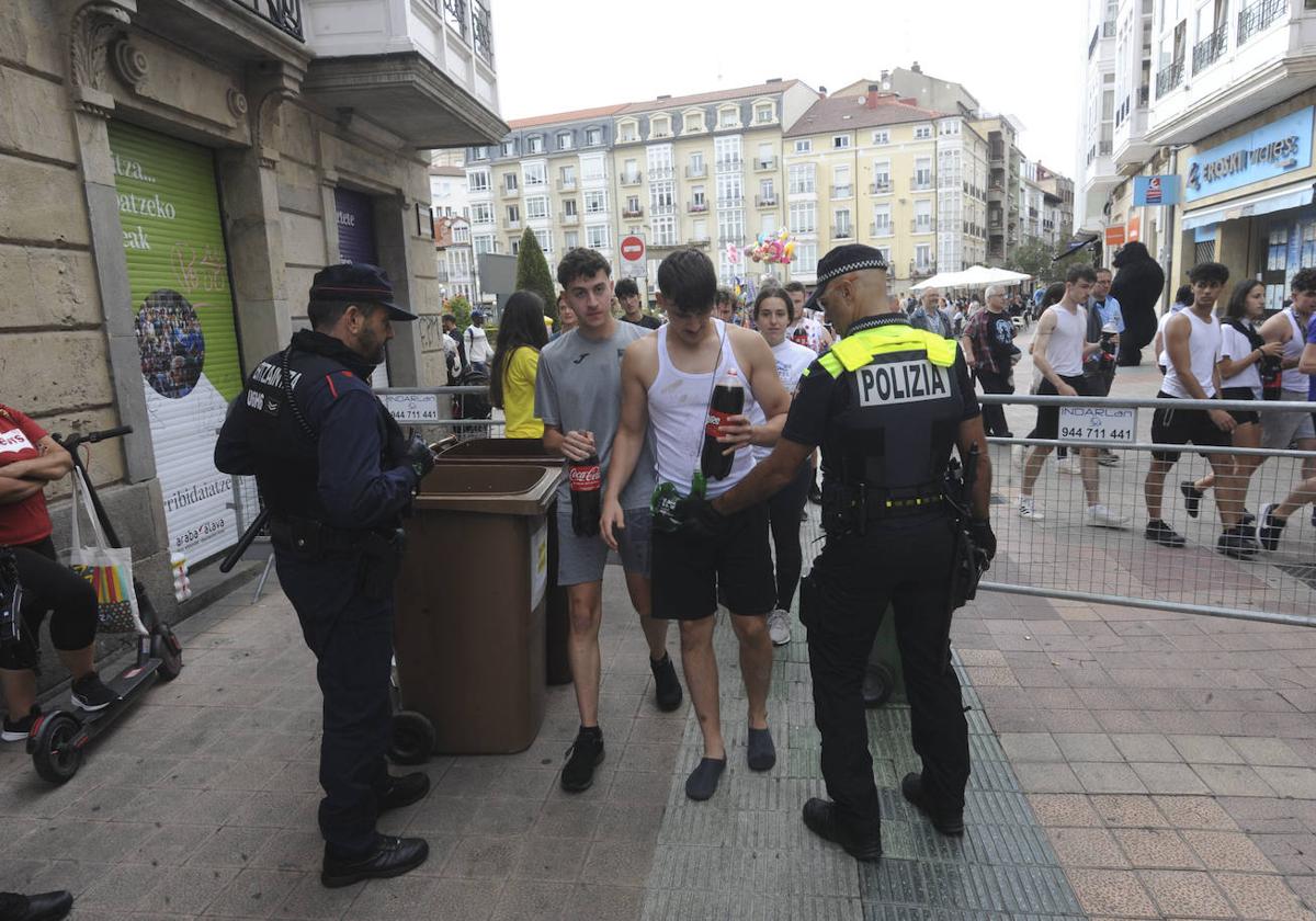 Agentes de la Ertzaintza y la Policía Local controlan los accesos a la plaza de la Virgen Blanca evitando la entrada con botellas de cristal el pasado año.