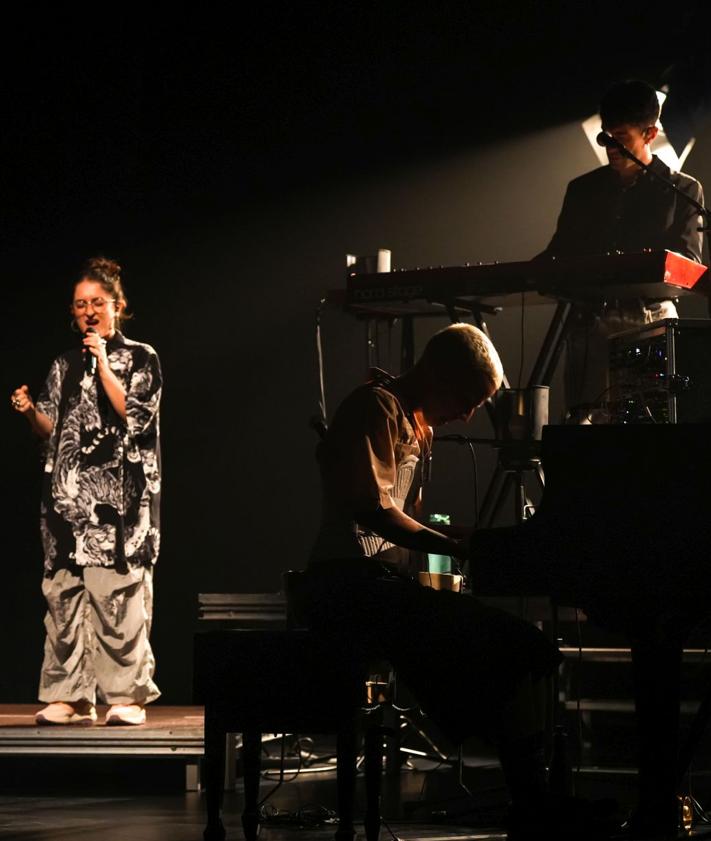 Imagen secundaria 2 - Las cantantes Aina Zanoguera y Carmen Aciar en imágenes junto a la pianista Clara Peya.