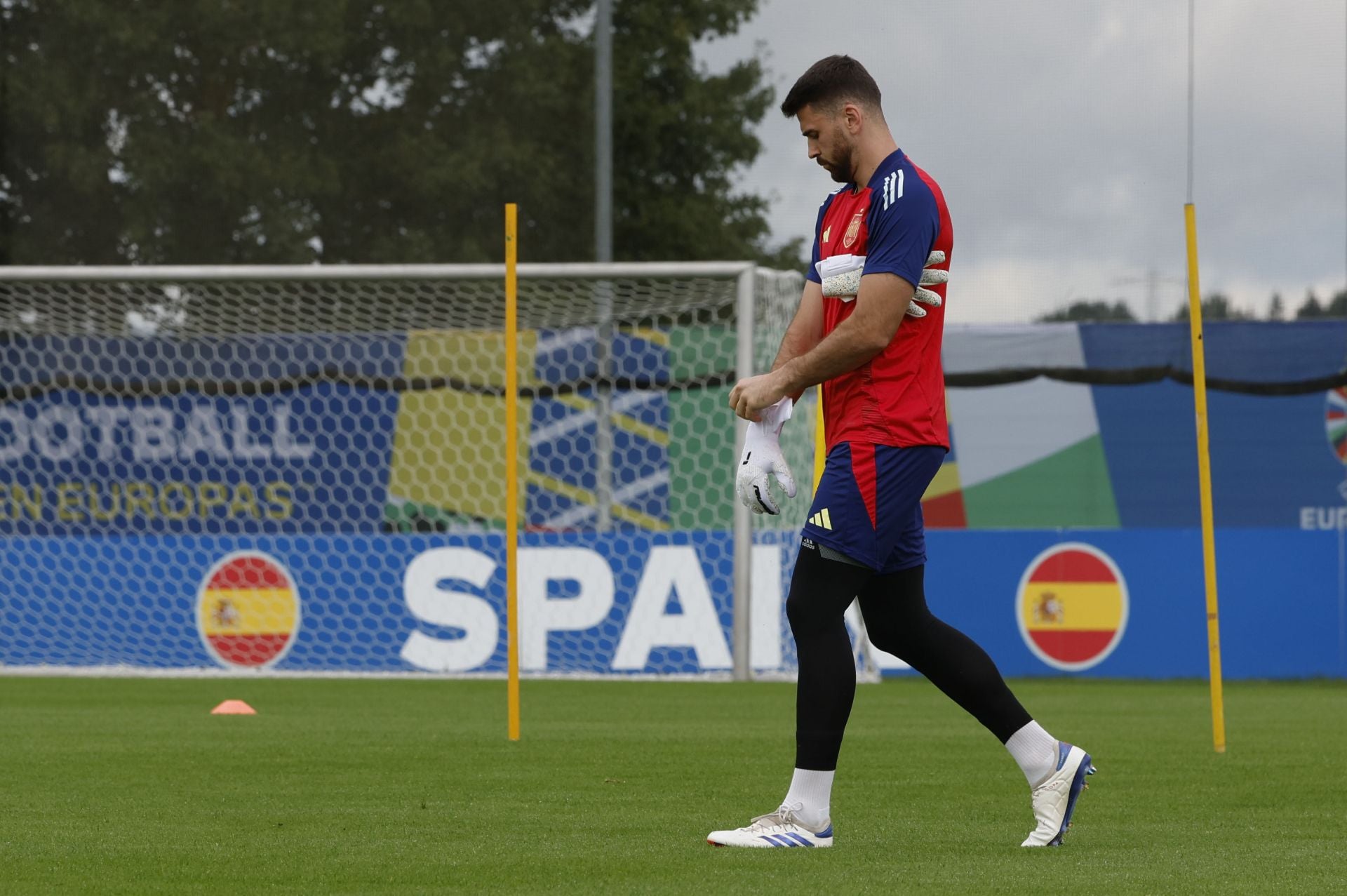 Unai Simón, operado con éxito de su muñeca derecha