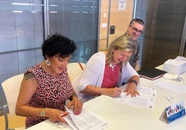 La alcaldesa de Bermeo Nadia Nemeh y Begoña Laesparada, diputada general, durante la firma del convenio esta mañana.