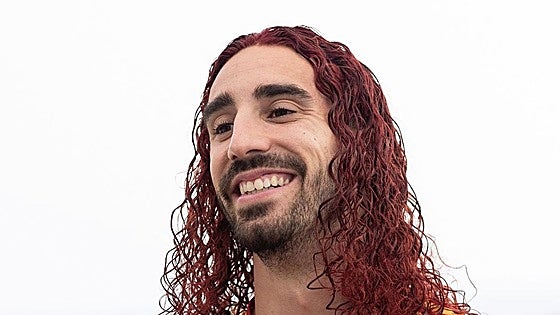 Cucurella cumple su promesa y se tiñe de rojo: «La que hemos liado...»