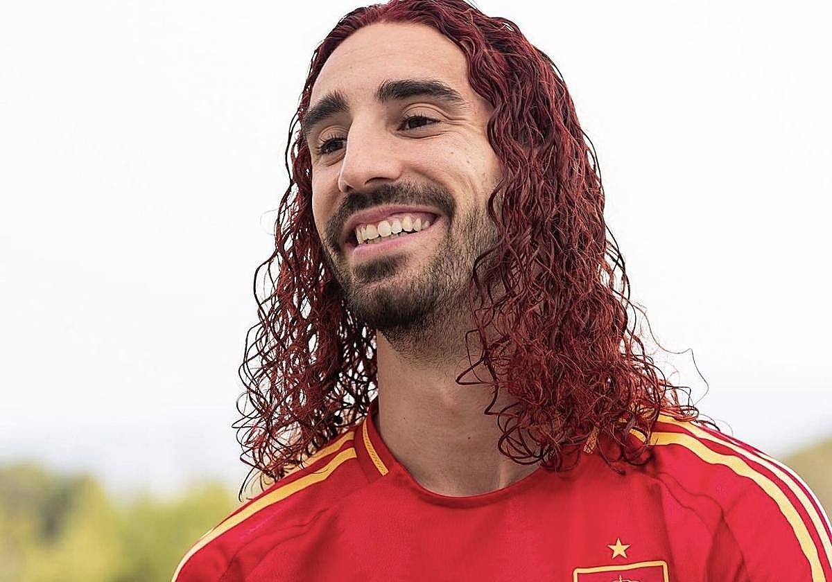 Cucurella cumple su promesa y se tiñe de rojo: «La que hemos liado...»