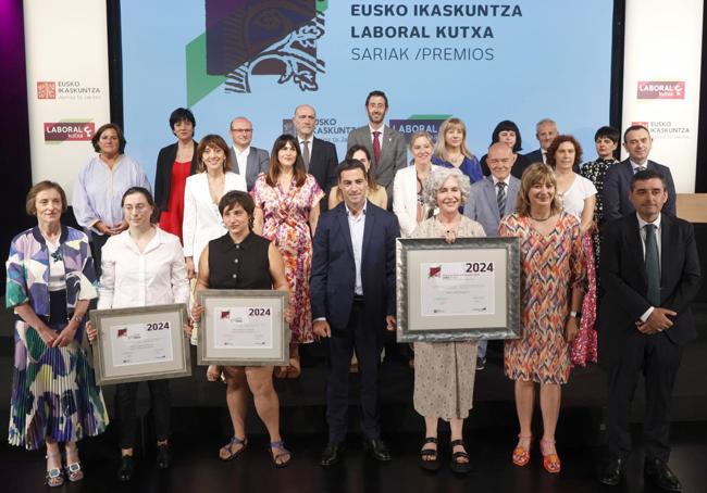 Garazi Navas, Maite Aizpurua e Itziar Laka, con la presidenta de Eusko Ikaskuntza, Ana Urkiza; el lehendakari, Imanol Pradales; el presidente de Laboral Kutxa, Adolfo Plaza, y otras autoridades.