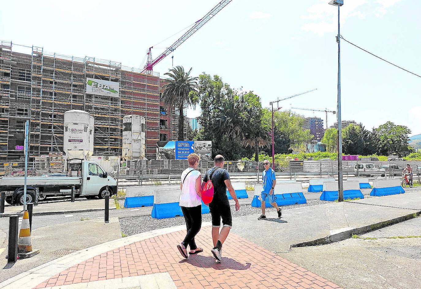 El nuevo bloque residencial se levantará junto al que se puede ver en obras a la izquierda de la imagen, en una zona muy utilizada para pasear.