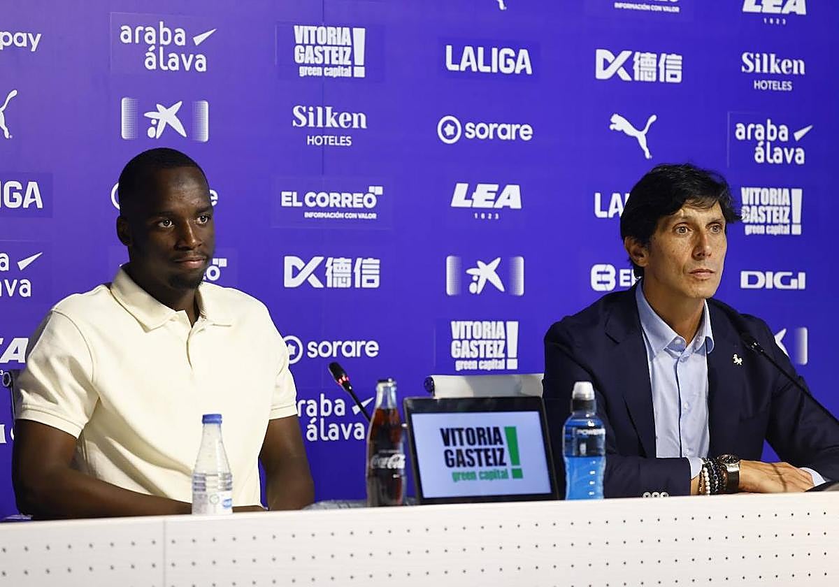Sergio Fernández y Moussa Diarra, durante la presentación del defensa.