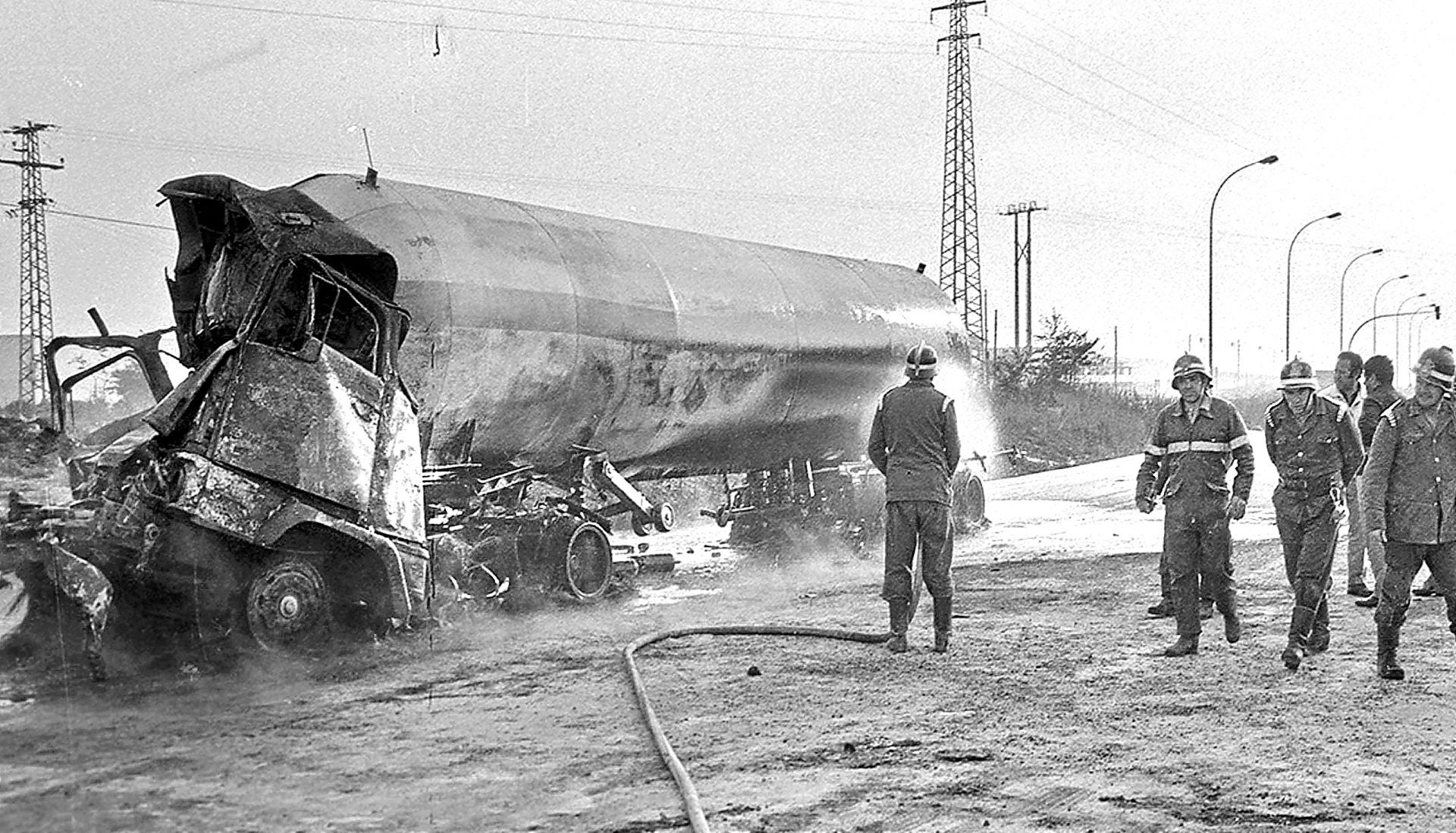 Bomberos junto al camión que originó el accidente.