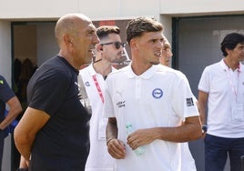 Javi López, junto al segundo entrenador del Alavés, Pedro Rostoll.