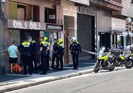 Agentes de la Policía Local este sábado frente a la lonja okupada.