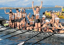 La tripulación de Zierbena celebra por todo lo alto su victoria en la Bandera Barbanza Arousa, segunda que conquistan esta temporada en la Eusko Label Liga.