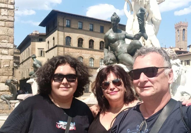 Anabel, su hijo y su pareja disfrutando de las vacaciones en Florencia.