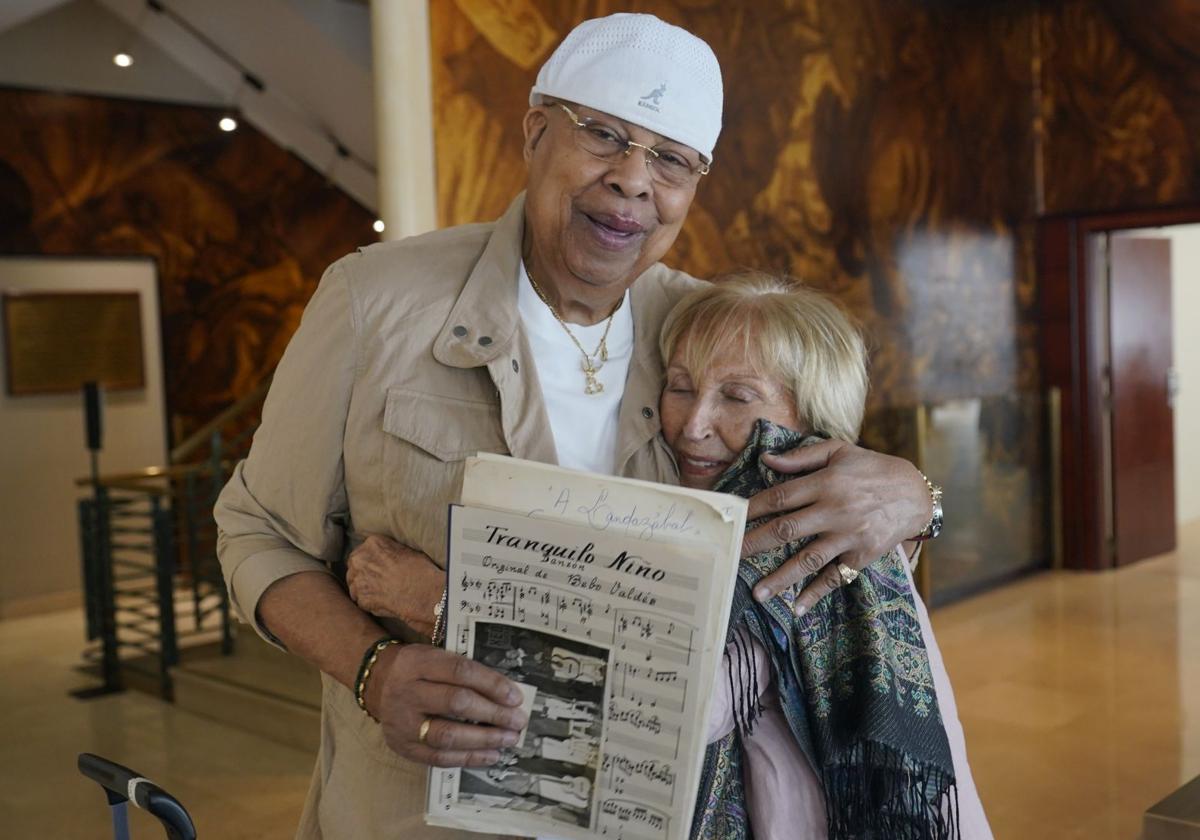 Chucho Valdés, con la partitura de su padre que le entregó Ana María Landazabal.