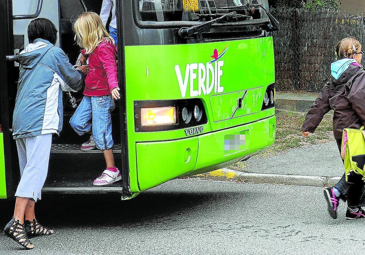 El inicio del curso en los colegios públicos de Bizkaia puede ser de nuevo convulso por el transporte escolar.