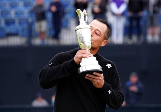 Schauffele besa la Jarra de Calarete tras proclamarse ganador del British.