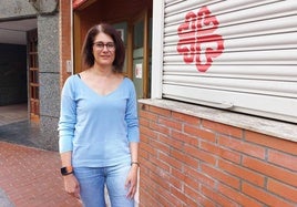 María Berlanga, responsable de la Vicaría 1 de Cáritas, a las puertas del comedor de Barakaldo, donde se dan 70 menús al día.