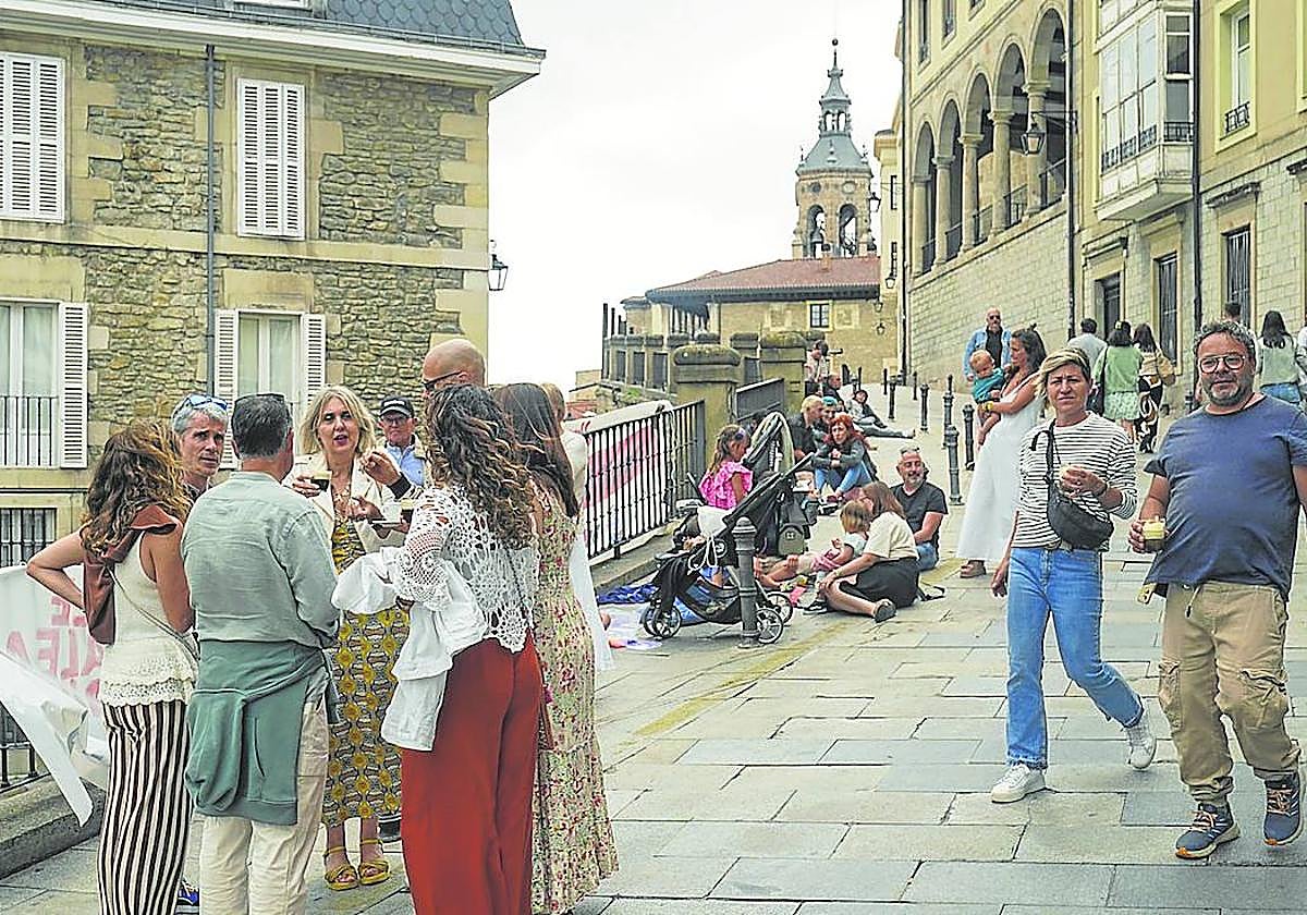 Tras una jornada fresca en Vitoria, con una máxima de 18,3 grados, se espera que a partir de hoy empiecen a remontar los termómetros.