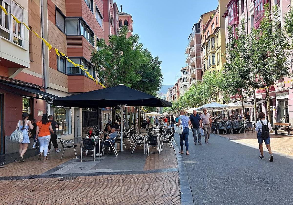 Durante la pandemia se cerró esta céntrica y concurrida arteria al tráfico y se permitió la instalación de terrazas, que se han mantenido.