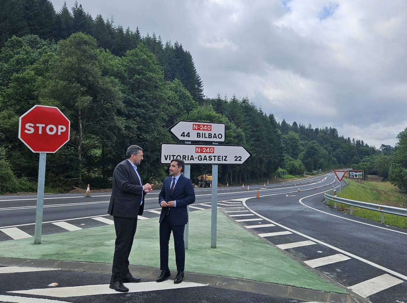 el diputado foral de Movilidad Sostenible e Infraestructuras Viarias de Álava, Jon Nogales, y el diputado foral de Infraestructuras y Desarrollo Territorial de Bizkaia, Carlos Alzaga, han visitado las obras.