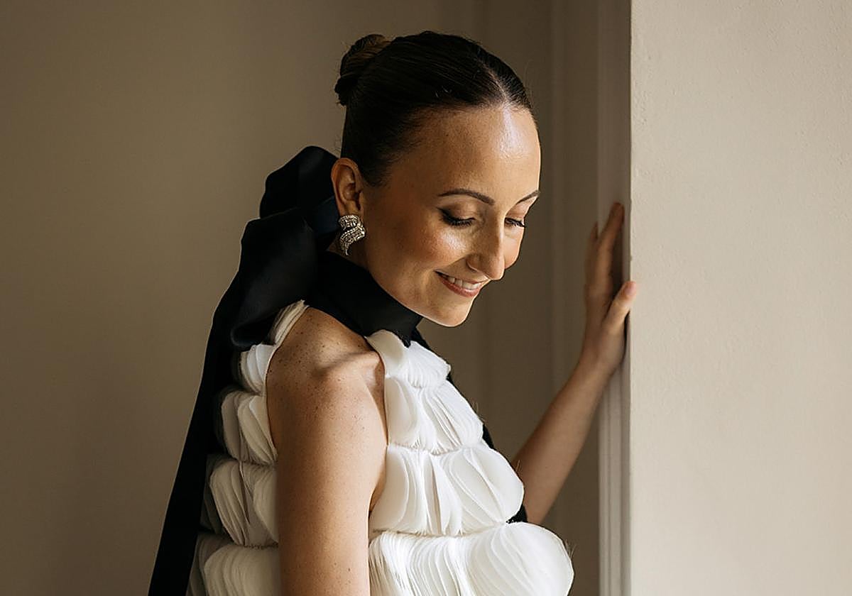 Leticia, la novia viral del vestido lleno de pétalos.