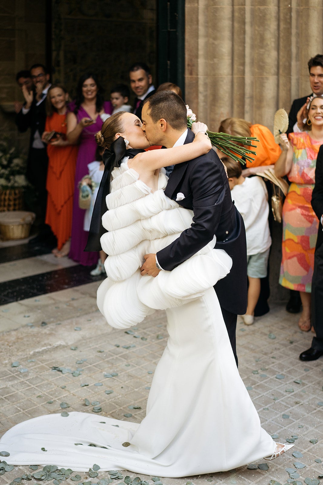 Leticia, la novia viral del vestido lleno de pétalos