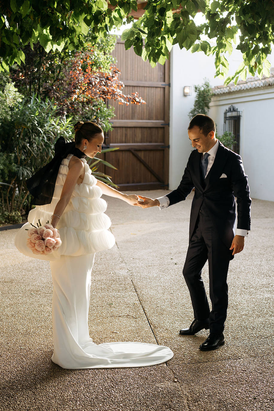 Leticia, la novia viral del vestido lleno de pétalos