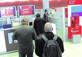 Contribuyentes en las oficinas de la Hacienda Foral de Bizkaia.