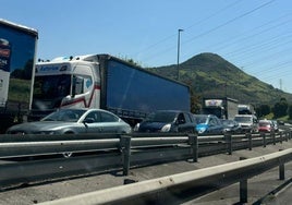 Finalizan las retenciones en la A-8 a la altura de Muskiz dirección Cantabria por un accidente entre dos camiones en Ontón