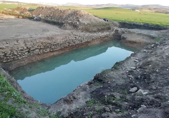 El depósito hidráulico hallado en Arkaia, lleno de agua tras las lluvias de primavera.