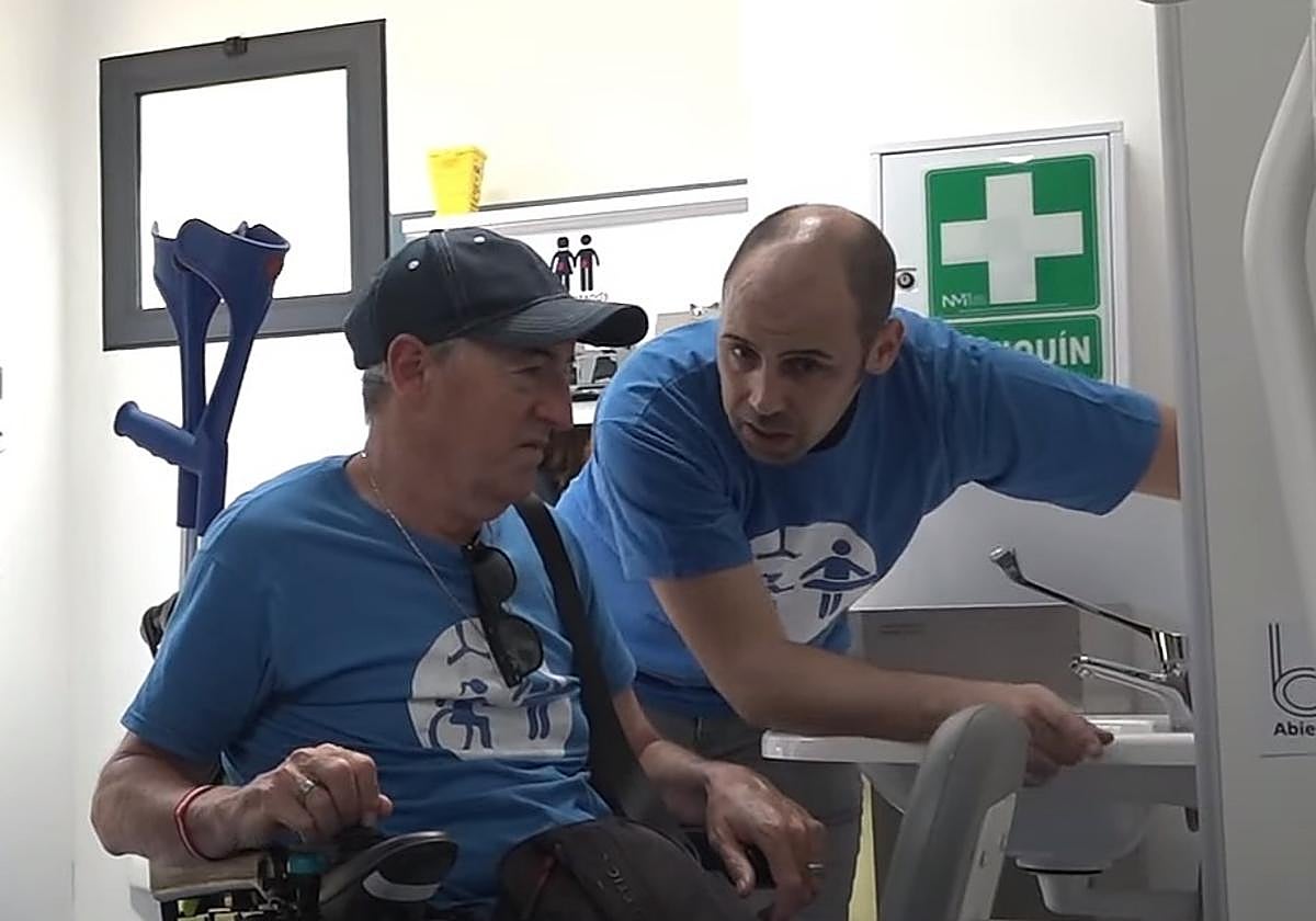 Eriz Delgado junto a Eduardo Bailes, uno de los usuarios.